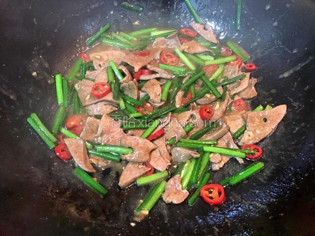 翻炒均匀后加少许鸡精调味即可