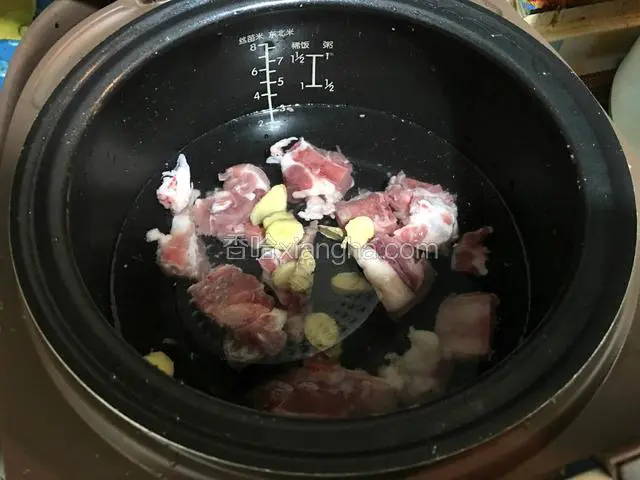 排骨洗净放入锅中，加入姜片，放适量清水按煲汤键