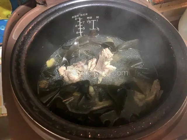 一个小时后加入适量盐调味即可