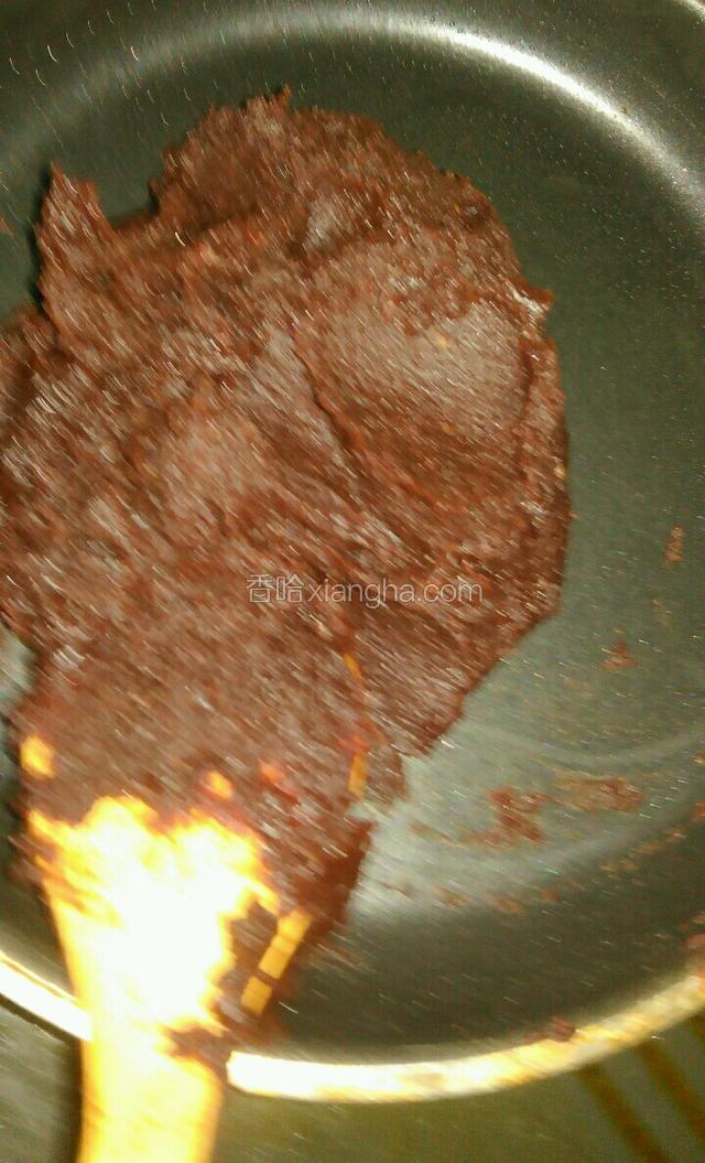 我在超市买的成品豆沙，平底锅放少许油将豆沙倒入翻炒两分钟取出。