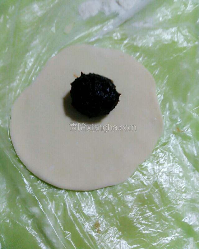 我做了两种口味一咸一甜。制作牛肉蔬菜饼操作步骤一样！我就不一①拍照展示了。下图为豆沙馅。操作如图放入豆沙。