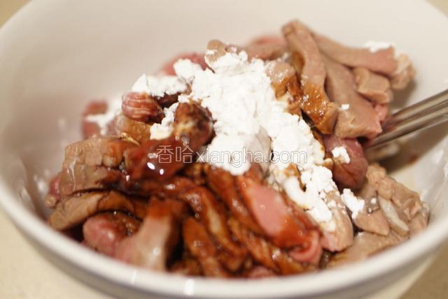 牛肉切丝加酱油，黑胡椒粉，水，淀粉拌均腌制一会