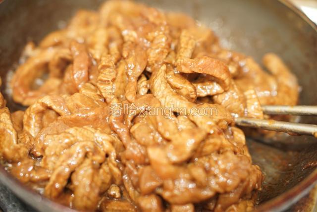 牛肉下锅炒至半熟