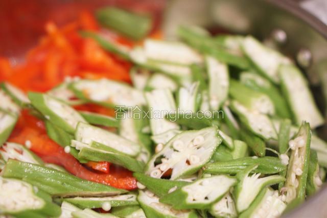 加秋葵，红椒，翻炒