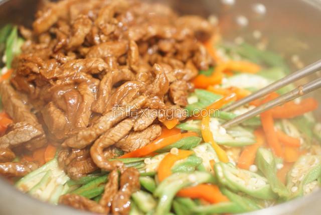 待蔬菜炒软，加入牛肉，继续翻炒