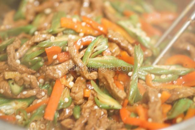 尝尝味道，加入适量酱油