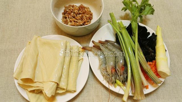准备食材，黑木耳，腐皮提前泡发，洗净