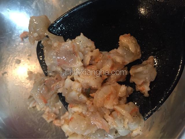 把虾切小丁加入香油、盐、胡椒粉葱姜喂2个小时后，用油翻炒