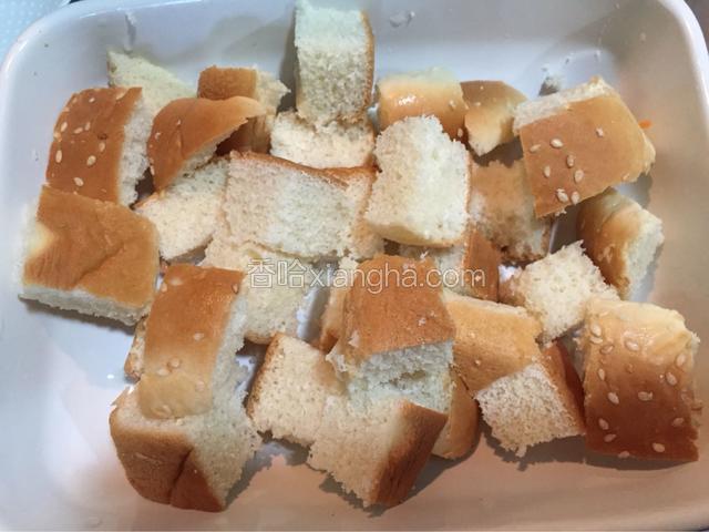 面包切丁放入烤盘中