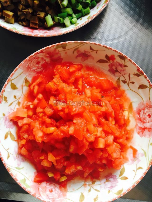 番茄用开水烫，去皮，切丁