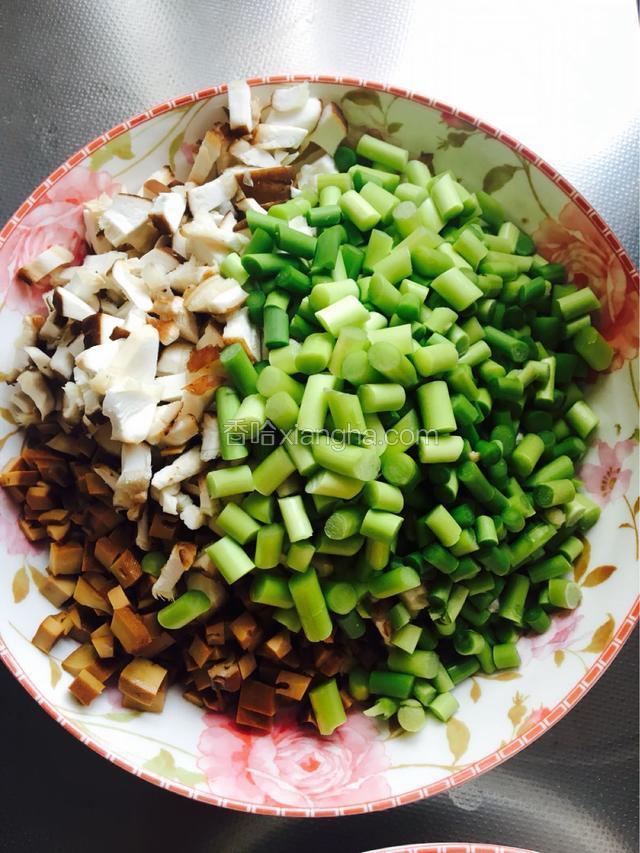 准备好的瘦肉，香干，蒜苔，香菇，切丁