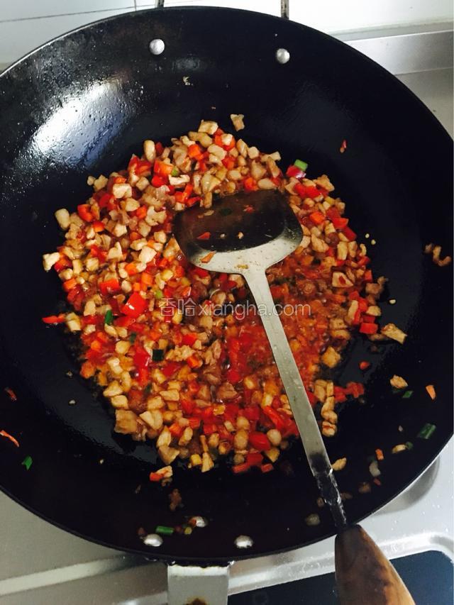 油热了以后，炒瘦肉，小米辣，肉变颜色以后可以适当放点郫县豆瓣，料酒，生抽，继续翻炒，加入蒜苔，香干，和其它配料