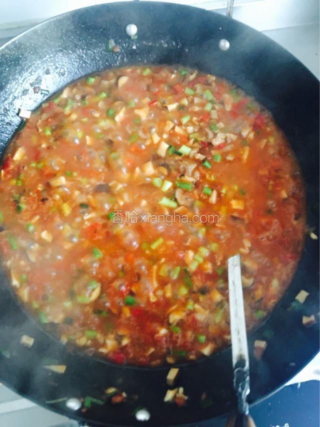 开锅之后，淀粉勾芡，撒入葱花，即可出锅，准备另一个锅，下面条