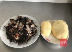 蛤蟆炖土豆的做法图解1