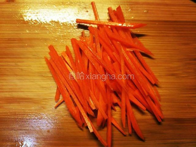 半根胡萝卜削皮后切丝