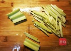 口蘑炒西芹的做法图解4