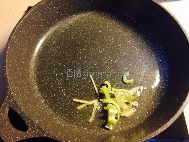 油温升高后煸炒葱姜
