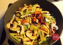 口蘑炒西芹的做法图解12