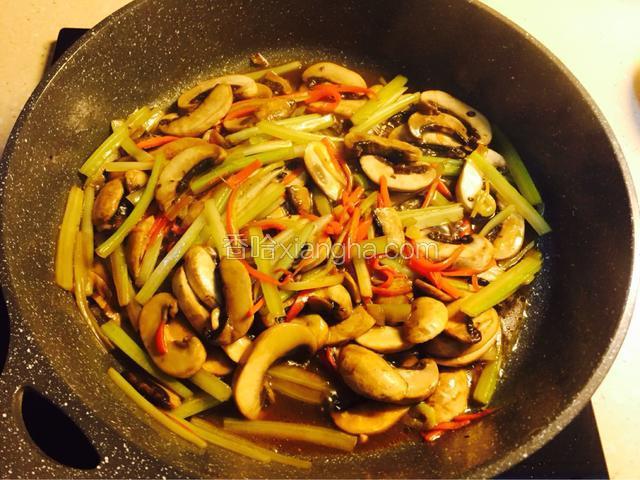 把食材和调料煸炒均匀即可关火