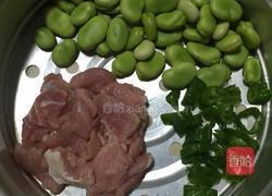 蚕豆青椒炒肉片的做法图解1