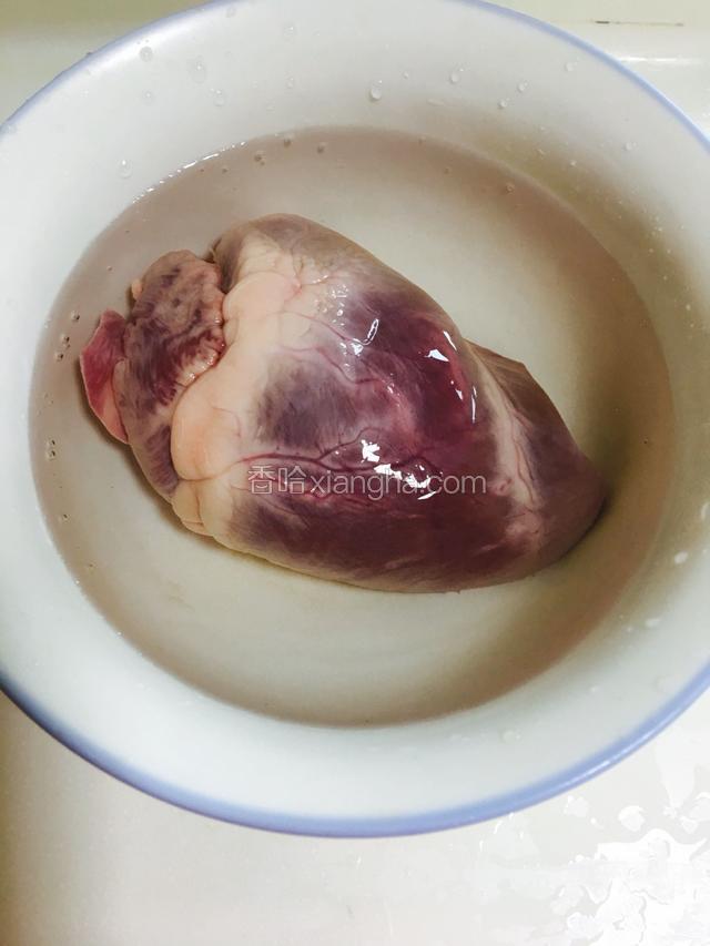 猪心放入清水中浸泡出血水