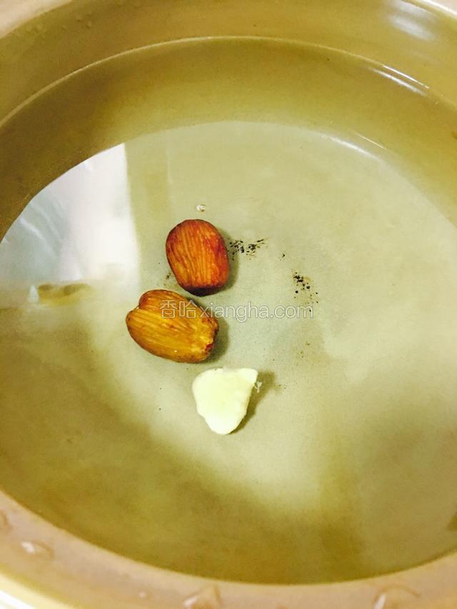 瓦锅烧开水，放入蜜枣和姜