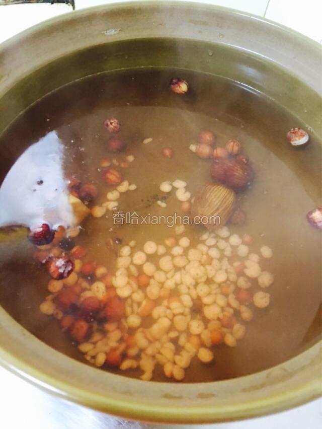 放入莲子芡实煮1个半小时