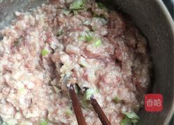 香菇猪肉馅火龙果饺子的做法图解1