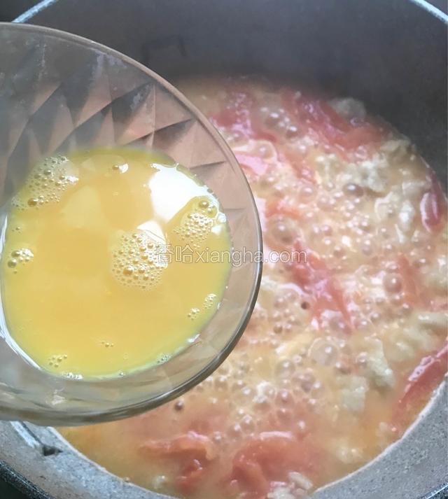 再倒入鸡蛋，同样用筷子搅拌均匀