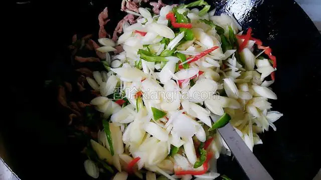 倒入蒲菜和青红椒，继续煸炒几下。