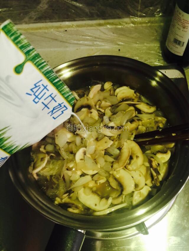 等口蘑微念了后加入牛奶。