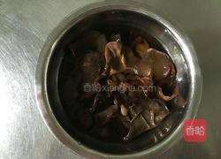 凉拌木耳黄瓜的做法图解1