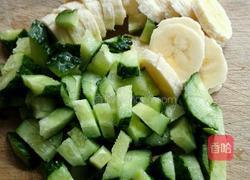 黄瓜香蕉奶昔的做法图解2
