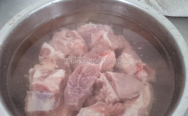 排骨洗干净用冷水票30分钟