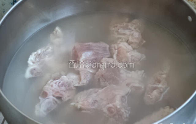 排骨煮开后倒出沥干