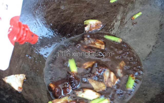 油开放大料炸香放葱姜、加黄豆酱