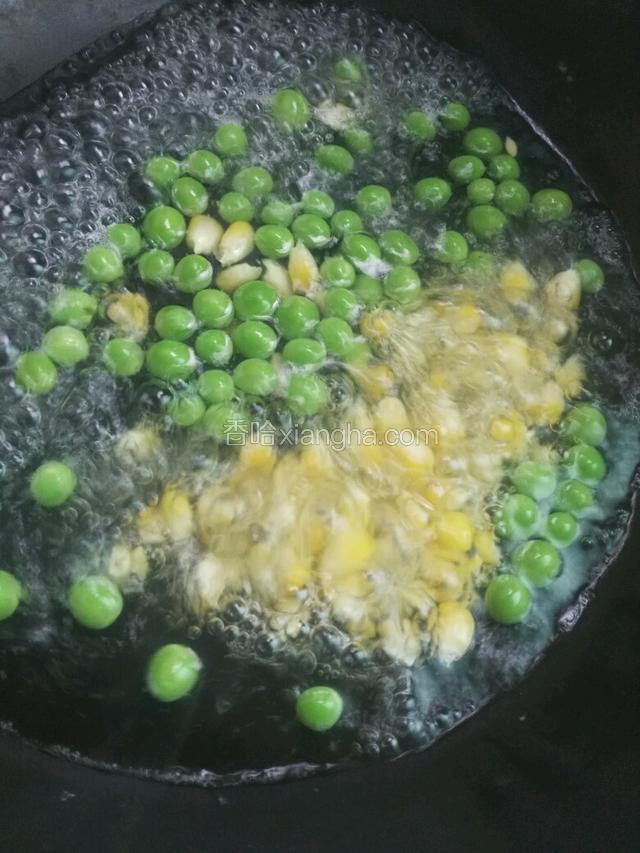 将豌豆和玉米入锅煮熟