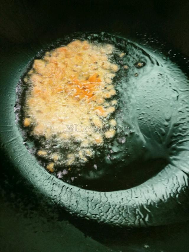锅里热油，放入胡萝卜粒翻炒