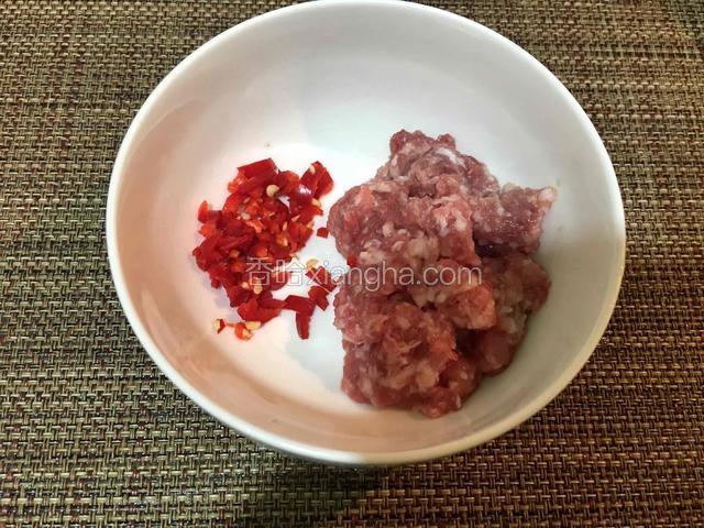 猪肉洗净剁成末，红尖椒洗净切成末