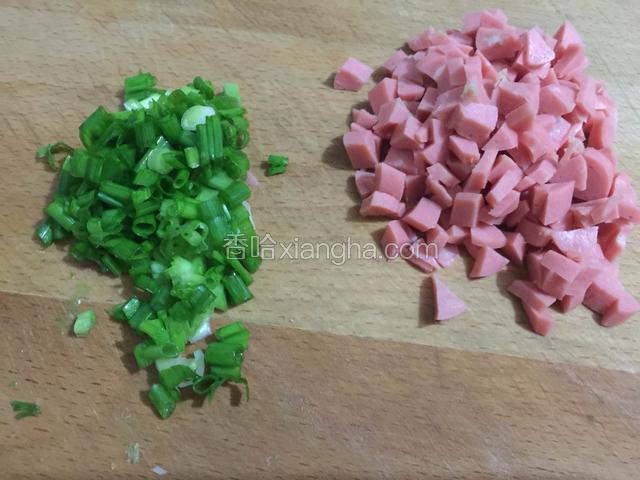 把小葱和火腿肠切好。