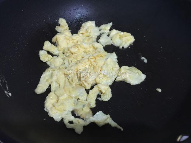 倒入鸡蛋炒成小块装出备用。