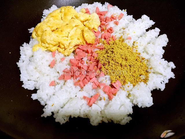 放入鸡蛋，火腿肠和咖喱翻炒均匀。