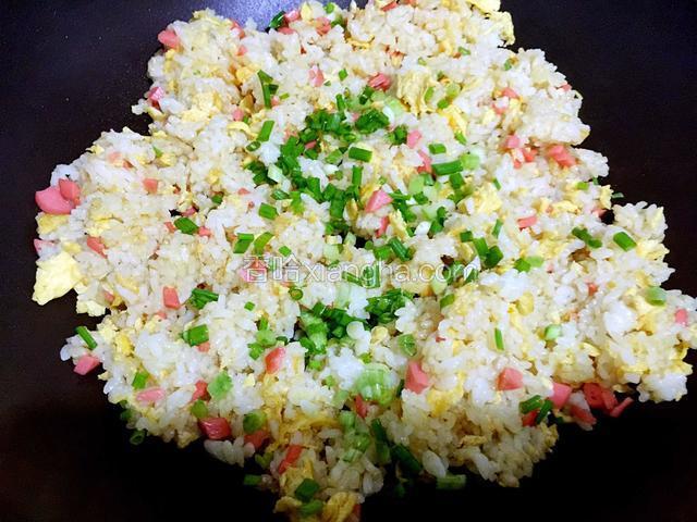 最后加入葱花炒均即可。
