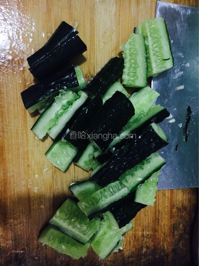 黄瓜拍好，切条