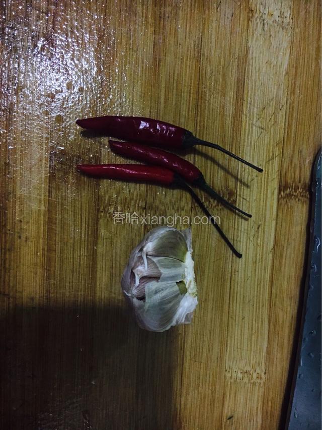 准备蒜和指天椒