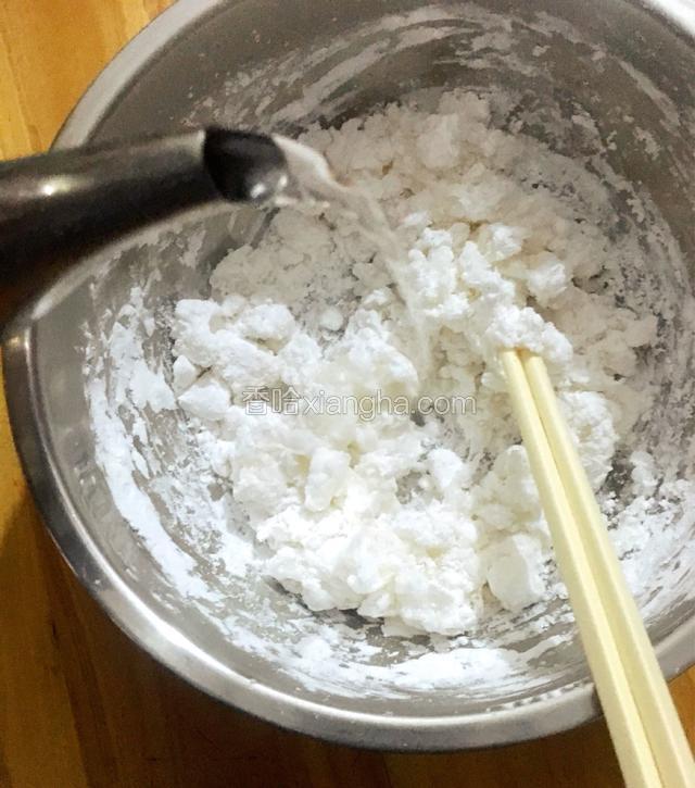 做笋粄皮之前我们要现煲壶开水（冷水是做不出来的哟），这里水没有大概的量，一个手边倒开水另一个手用筷子搅拌，大概成我们平常做包子的那个状态，搅拌成絮状后用手和匀（这时的面团会非常烫，要小心哦）