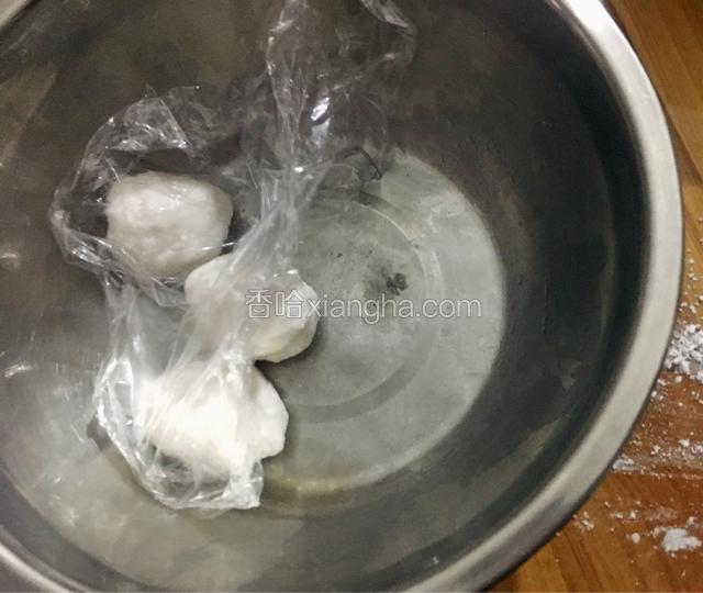 均匀分成若干个，还没操作的面团用保鲜膜包住防止干裂