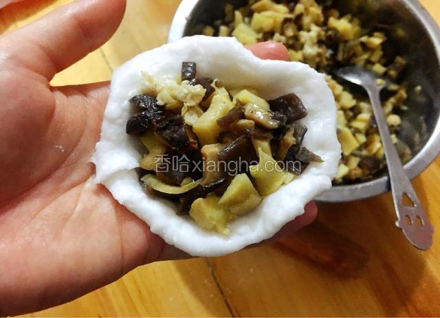 面皮擀成薄放入馅料