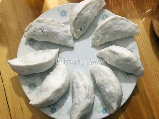 我用的是盘子蒸，底部要刷一层油