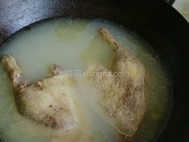 加葱姜料酒煮鸭汤。